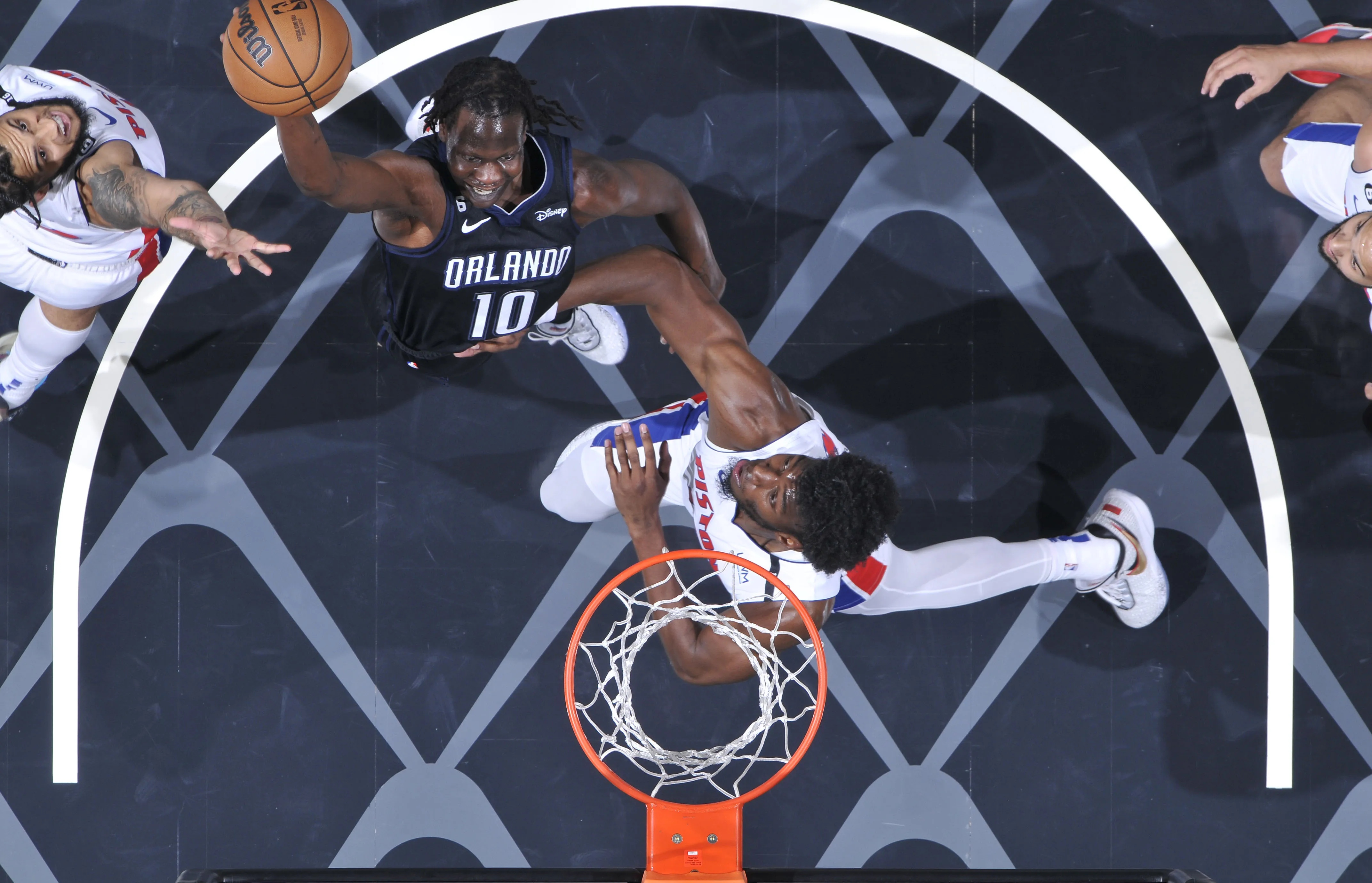 九游体育-东契奇焦点对战，Doinb与30激战加拿大队分钟，出色发挥胜负难料！